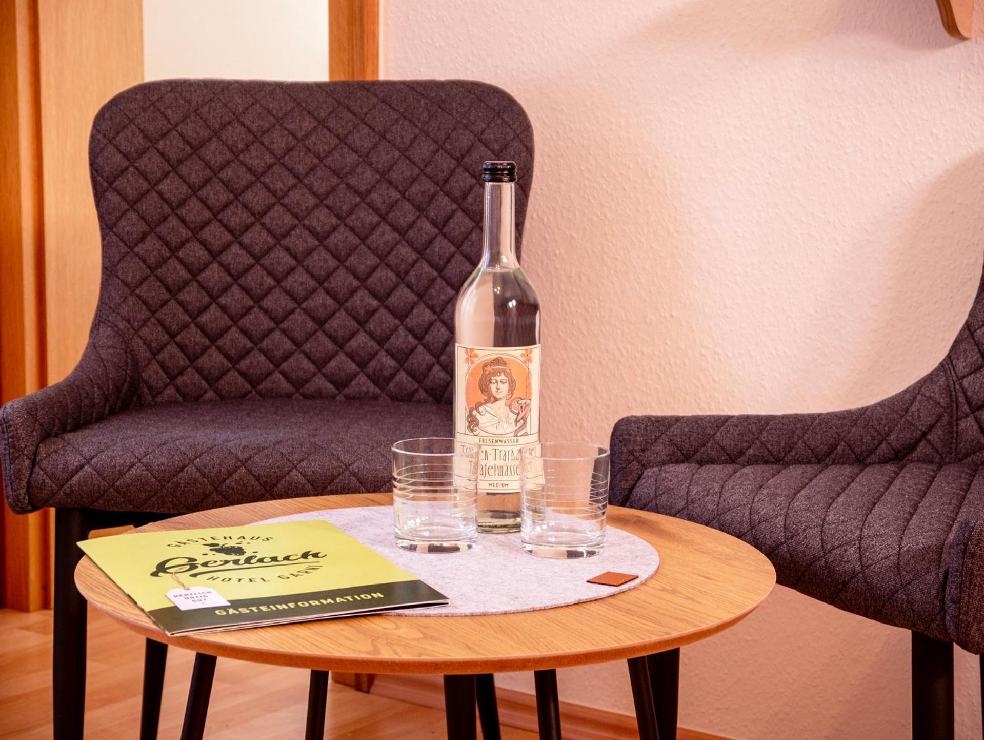 Weingut / Gaestehaus Gerlach อือร์ซิก ภายนอก รูปภาพ